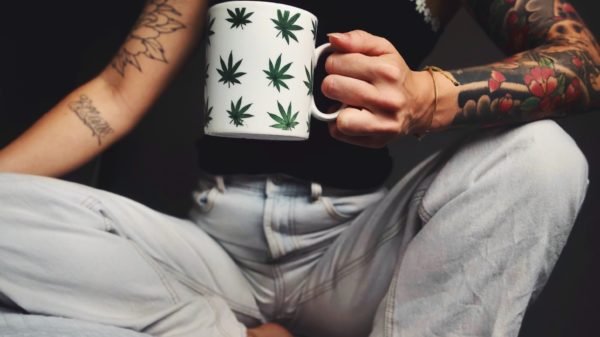 Coffee mug with marijuana leaf print